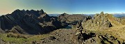 57 Ampia vista panoramica dalla costiera del Trona a sx a quella del Torrione di Mezzaluna a dx